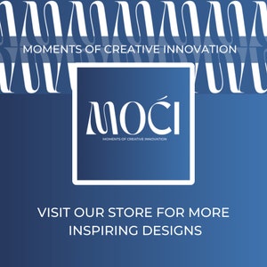 K&ouml;nnte beinhalten: Ein blaues und wei&szlig;es Logo mit dem Text "MOĆI" und dem Slogan "Moments of Creative Innovation". Das Logo befindet sich auf einem blauen Hintergrund mit einem wei&szlig;en Wellenmuster oben und unten.