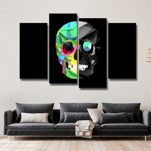 Op de afbeelding: Een meerpaneels canvasprint met een kleurrijk, geometrisch schedelontwerp. De schedel is in tweeën gedeeld, met één kant in levendige groene, blauwe, roze en gele tinten, en de andere kant in zwart en wit.