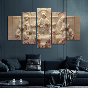 Op de afbeelding: Een vijfdelige canvas print set die een religieuze scène van Jezus en zijn discipelen tijdens het Laatste Avondmaal afbeeldt. Het kunstwerk is in reliëfstijl, waarbij de figuren lijken te zijn gebeeldhouwd uit het canvas.