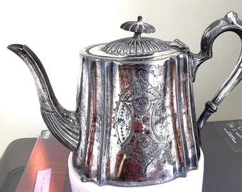 アンティークの英国製銀メッキのティーポット、シュガーボウル、ミルク