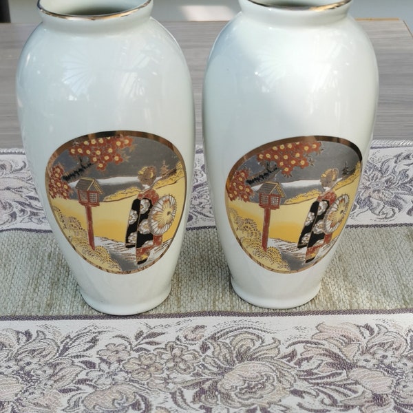 Paire de Vases Japonais en parfait état Sceau Rouge Made In Japan avec décor doré représentant Gaisha Girl