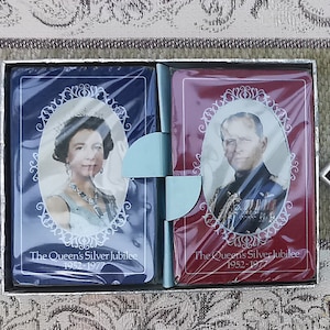 Naipes del Jubileo de Plata de la Reina Isabel II de 1977. Naipes vintage de Waddington's Fine, de dos barajas, sin abrir en su caja original.