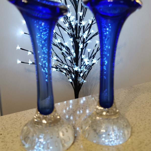 Aseda Glasbruk vases en verre suédois bleu cobalt. Ensemble de 2, en forme de tulipe avec des bulles en base lourde blanche.