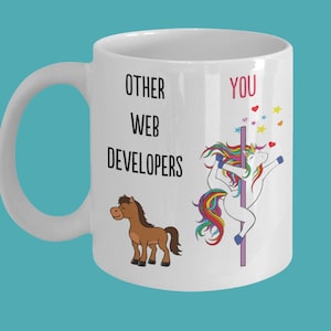 Puede incluir: Taza de cerámica blanca con un gráfico en blanco y negro de un caballo y un unicornio. El texto "Other Web Developers" está en el lado izquierdo de la taza y el texto "You" está en el lado derecho de la taza.