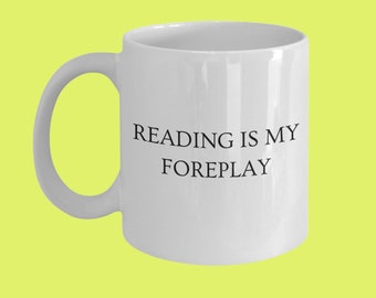 Caneca de café divertida para amantes de livros: Ler é meu prelúdio.