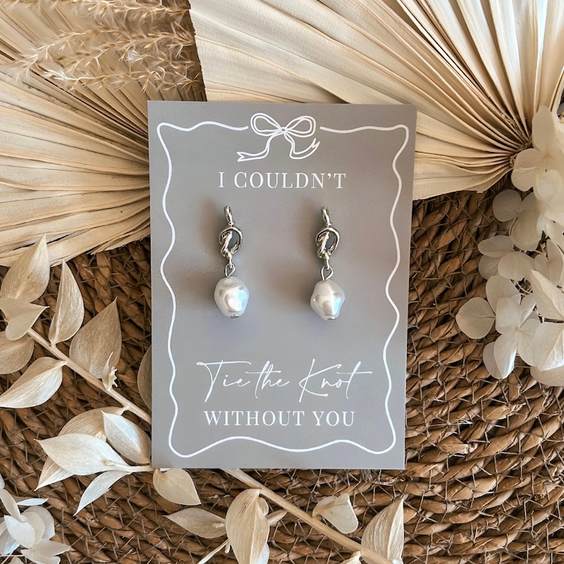 Pendientes de perlas para pedirle a una dama de honor que la acompañe, regalos de joyería para damas de honor de boda, chapados en oro o plata. imagen 12