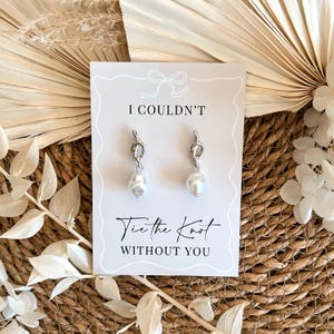 Pendientes de perlas para pedirle a una dama de honor que la acompañe, regalos de joyería para damas de honor de boda, chapados en oro o plata. imagen 11