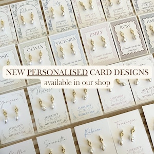 Puede incluir: Una colecci&oacute;n de tarjetas personalizadas para pendientes con varios nombres y el texto I COULDN'T TIE THE KNOT WITHOUT YOU. Cada tarjeta contiene un par de pendientes dorados con colgantes de perlas blancas y diversos dise&ntilde;os de bordes.