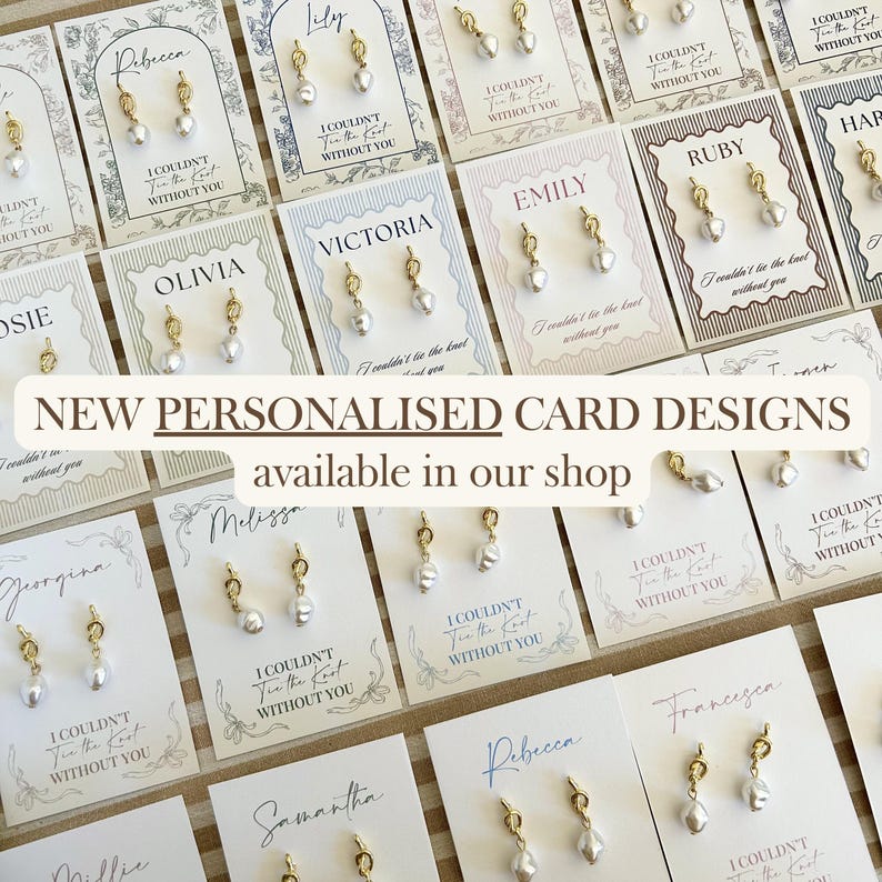 Puede incluir: Una colecci&oacute;n de tarjetas personalizadas para pendientes con varios nombres y el texto I COULDN'T TIE THE KNOT WITHOUT YOU. Cada tarjeta contiene un par de pendientes dorados con colgantes de perlas blancas y diversos dise&ntilde;os de bordes.