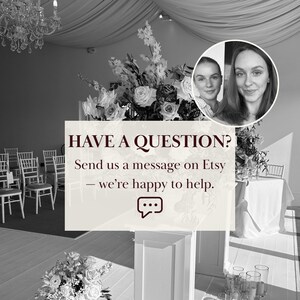 Puede incluir: Un espacio para eventos en blanco y negro con filas de sillas, arreglos florales y un recuadro circular que muestra a dos personas. El texto dice: HAVE A QUESTION? Send us a message on Etsy &mdash; we&rsquo;re happy to help. Incluye un icono de burbuja.