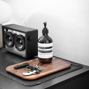 Bandeja organizadora EDC minimalista de madera de nogal para guardar joyas, llaves, teléfono y billetera.