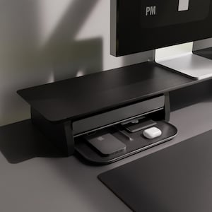 Bandeja organizadora minimalista negra de madera de nogal para llaves, teléfono y billetera, ideal para uso diario.