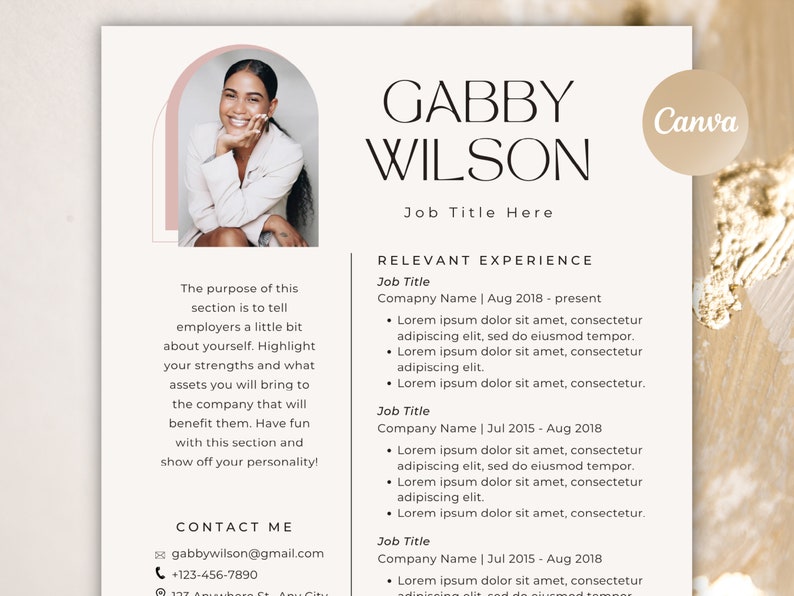 Puede incluir: Una plantilla de curr&iacute;culum con un dise&ntilde;o en blanco y negro. La plantilla presenta una foto de una mujer con una expresi&oacute;n neutral. El texto del curr&iacute;culum incluye el nombre "Gabby Wilson", el t&iacute;tulo "Job Title Here" y el encabezado "Experiencia Relevante".