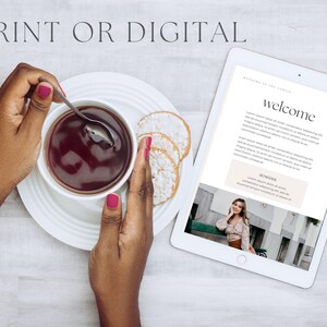Op de afbeelding: Een witte tablet met een website die op het scherm wordt weergegeven. De website heeft de tekst "Welkom" in een groot lettertype en een sectie met de titel "Herinnering". De tablet ligt op een wit houten oppervlak. Een persoon houdt een kopje thee en een lepel vast.