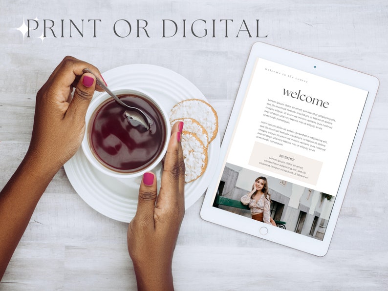 Op de afbeelding: Een witte tablet met een website die op het scherm wordt weergegeven. De website heeft de tekst "Welkom" in een groot lettertype en een sectie met de titel "Herinnering". De tablet ligt op een wit houten oppervlak. Een persoon houdt een kopje thee en een lepel vast.