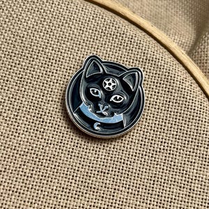 Black cat magnetic needle minder