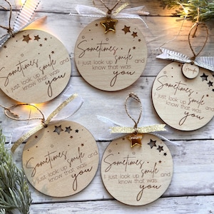 A veces solo miro hacia arriba, sonríe, adorno SVG, adorno de memoria amorosa, regalo de abuelo, regalo de Navidad para padres, regalo de Navidad perdido