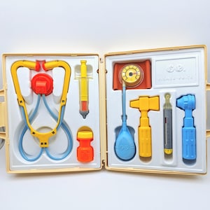 Vintage 1977 Fisher Price Doctor Kit - Nostalgic Pretend Medical Kit - Plastic Role-Play Toy
