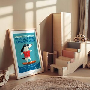 Peut inclure: Une affiche encadrée avec un chien de dessin animé portant des lunettes de soleil et une chemise rouge faisant du surf sur une vague. Le texte sur l'affiche est "AFFRONTE LES VAGUES TU ES FAIT POUR NAVIGUER LOIN!"