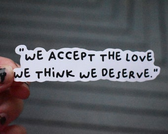Wij accepteren de liefde die we denken te verdienen Sticker | De voordelen van een muurbloempje-sticker | Citaatsticker| Charlie quote sticker| Boeksticker|