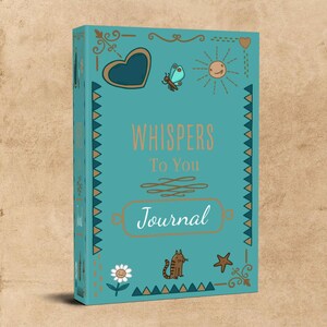 Könnte beinhalten: Ein türkisfarbenes Notizbuch mit den Worten "Whispers To You Journal" in goldfarbenen Buchstaben. Das Cover zeigt Illustrationen von Herz, Schmetterling, Sonne, Katze, Blume und Seestern. Das Notizbuch hat einen dekorativen Rand.