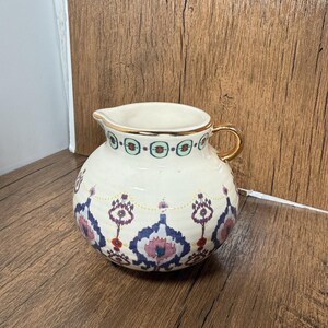 Jarra/cremera pequeña de cerámica ANTHROPOLOGIE Halden Boho con detalles dorados imagen 1