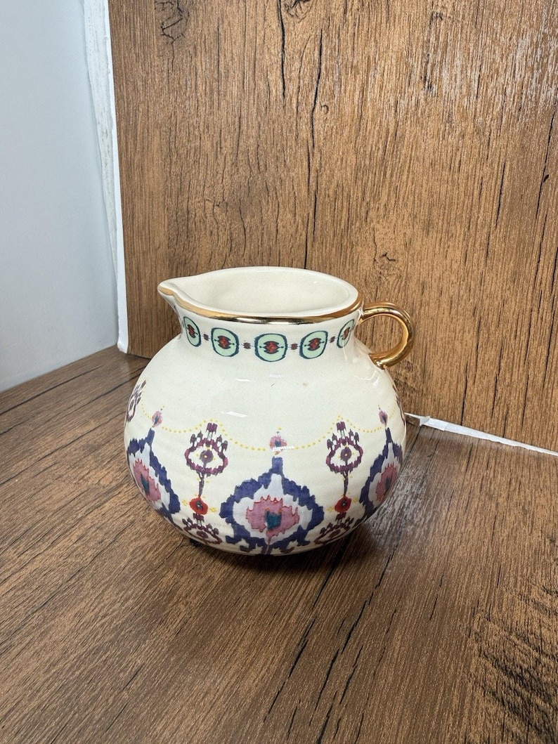 Jarra/cremera pequeña de cerámica ANTHROPOLOGIE Halden Boho con detalles dorados imagen 1