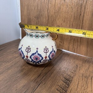 Jarra/cremera pequeña de cerámica ANTHROPOLOGIE Halden Boho con detalles dorados imagen 3