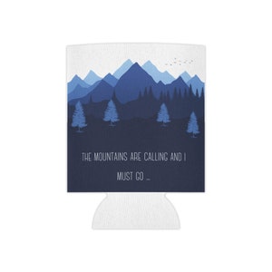 As montanhas estão chamando, inspiração para viagens Can Cooler, can coozie, slim regular can coozie, party coozie, citação coozie, design frontal e traseiro