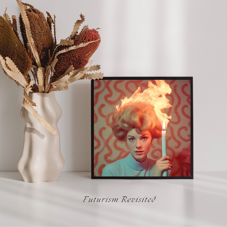 K&ouml;nnte beinhalten: Ein gerahmter Druck einer Frau mit einer Flamme auf dem Kopf, die eine brennende Kerze h&auml;lt. Der Hintergrund ist ein rosa-oranges Wirbelmuster. Der Druck tr&auml;gt den Titel "Futurism Revisited".