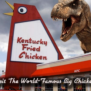 Puede incluir: Un gran edificio rojo y blanco con una estatua gigante de pollo en la cima. El edificio tiene un letrero que dice "Kentucky Fried Chicken" y un letrero más pequeño que dice "¡Visita el famoso Big Chicken!" Un gran dinosaurio está de pie junto al edificio.