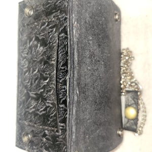billetera con cadena