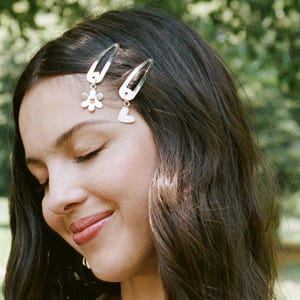 Conjunto de grampos de cabelo para festivais – Coleção Daisy Chain Fields da Olivia Rodrigo em prata de lei ou latão, com margaridas, corações, citrinos e quartzo rosa.