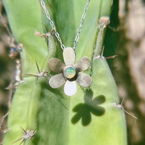 Dainty Daisy Necklace with Opal, Woodstock Festival Statement Jewelry, 60s / 70s Flower Power, Retro & Vintage-Inspired image 2
