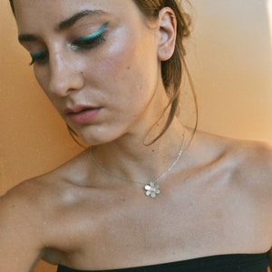 Dainty Daisy Necklace with Opal or Onyx, Woodstock Festival Statement Jewelry, 60s / 70s Flower Power, Retro & Vintage-Inspired