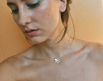 Dainty Daisy Necklace with Opal or Onyx, Woodstock Festival Statement Jewelry, 60s / 70s Flower Power, Retro & Vintage-Inspired