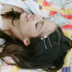 Conjunto de grampos de cabelo para festivais – Coleção Daisy Chain Fields da Olivia Rodrigo em prata de lei ou latão, com margaridas, corações, citrinos e quartzo rosa.