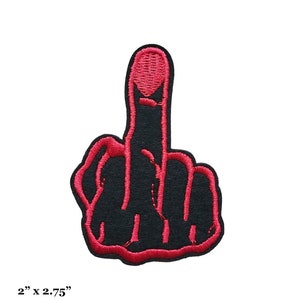 Puede incluir: Parche de hierro bordado rojo de un dedo medio. El parche mide 2 pulgadas por 2,75 pulgadas y 5 cm por 7 cm.