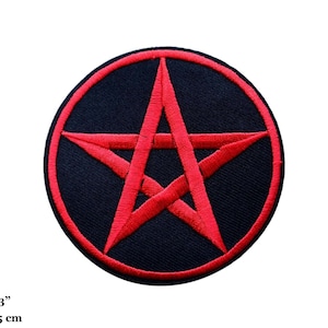 Pode incluir: Um pentagrama vermelho bordado em um remendo circular preto. O remendo tem um diâmetro de 7,5 cm.