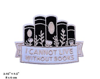 Peut inclure: Patch brodé blanc avec une pile de livres noirs avec des détails floraux et une bannière qui dit "Je ne peux pas vivre sans livres". Le patch mesure 8 cm sur 6 cm.