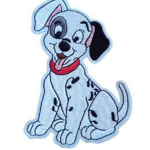 Può includere: Toppa ricamata raffigurante un cucciolo di dalmata dei cartoni animati. Il cucciolo è bianco con macchie nere, un collare rosso e un orecchio nero. La toppa è bordata di azzurro.