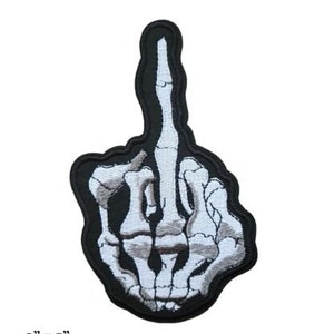 Może przedstawiać: Czarno-biała haftowana naszywka z kościstym środkowym palcem, 7,5 cm x 12,5 cm.