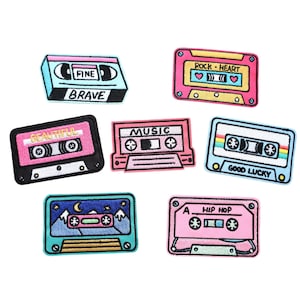 Könnte beinhalten: Satz von zehn bunten, gestickten Bügeletiketten in Form von Kassetten. Jedes Etikett zeigt ein anderes Design und einen anderen Text, darunter "Fine Brave", "Beautiful", "Music", "Rock-Heart", "Good Lucky", "Hip Hop" und mehr.