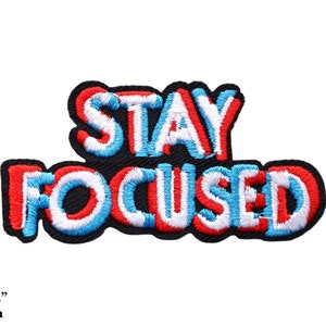 Motywacyjny cytat Stay Focused Red Blue 3D Effect haftowany naszywka do prasowania