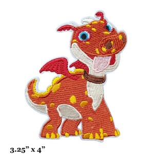 Puede incluir: Parche bordado termoadhesivo de un dragón naranja y amarillo de dibujos animados con alas rojas. El dragón tiene un collar blanco y sonríe con la lengua fuera. El parche mide 3,25 pulgadas por 4 pulgadas o 8 por 10 centímetros.