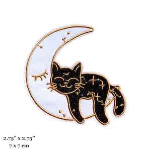 Pode incluir: Patch bordado com um gato preto em uma lua crescente branca com bordas douradas. O patch mede 7 x 7 cm e é adequado para roupas ou acessórios. O design inclui um olho adormecido e detalhes de estrelas.