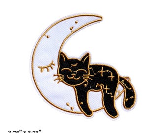 Può includere: Toppa ricamata raffigurante un gatto nero su una luna crescente bianca con bordi dorati. La toppa misura 7 x 7 cm ed è adatta per abbigliamento o accessori. Il design include un occhio che dorme e dettagli di stelle.