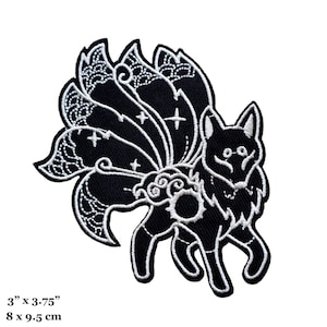 Puede incluir: Parche bordado en blanco y negro de un zorro de nueve colas con un diseño detallado. El zorro tiene un contorno blanco y el fondo es negro. El parche mide 3 pulgadas por 3,75 pulgadas, o 8 cm por 9,5 cm.