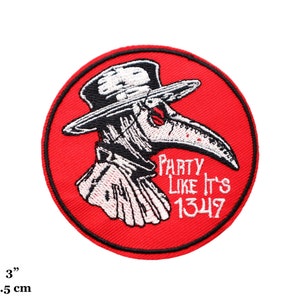 Puede incluir: Parche redondo bordado rojo con una imagen en blanco y negro de un médico de la peste con sombrero y máscara. El texto "Party Like It's 1347" está debajo de la imagen.