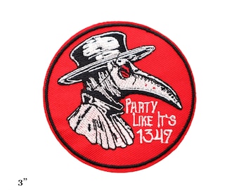 Puede incluir: Parche redondo bordado rojo con una imagen en blanco y negro de un médico de la peste con sombrero y máscara. El texto "Party Like It's 1347" está debajo de la imagen.